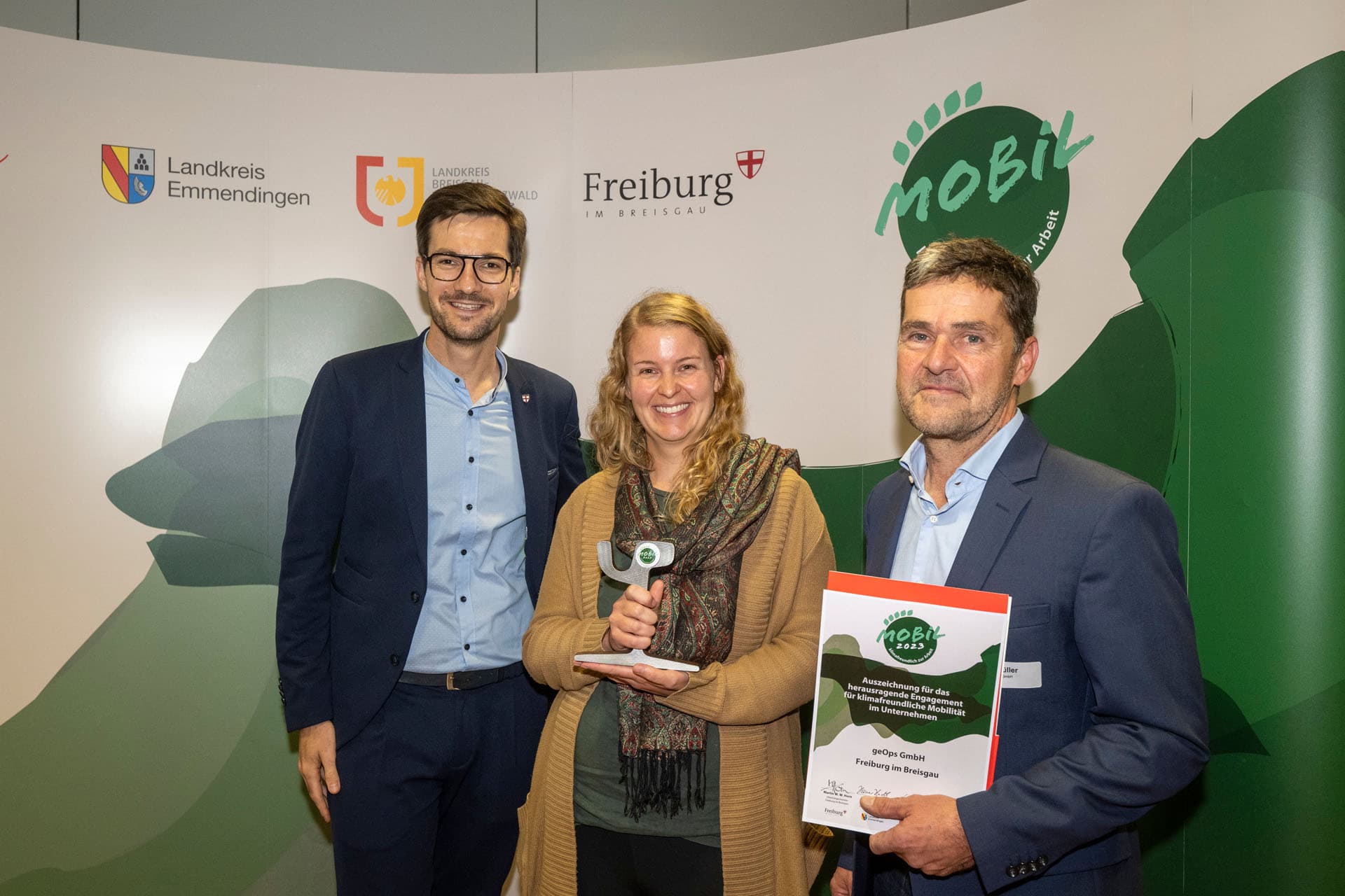 2023 nimmt Elke das MobilSiegel 2023 für geOps entgegen. Das MobilSiegel ist eine Anerkennung und Auszeichnung für Unternehmen und Organisationen, die sich aktiv für klimafreundliche und nachhaltige Mobilität engagieren. Dabei geht es vor allem darum, wie betriebliche Mobilität, also etwa der Arbeitsweg von Mitarbeitenden oder dienstliche Fahrten, umweltfreundlicher gestaltet wird.